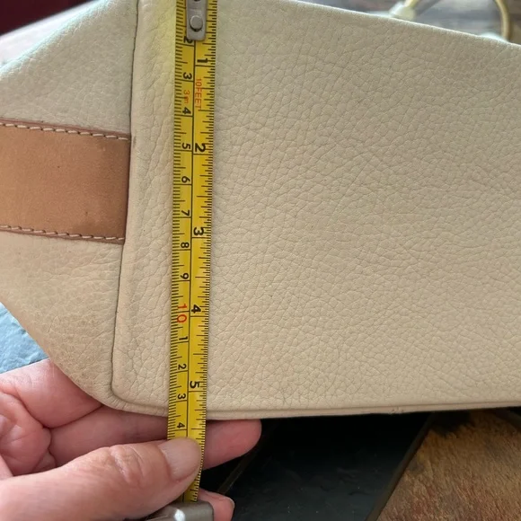 Cream Crescent Shoulder Bag with Minimalist Design. Made in Spain. - Picture 6 of 7